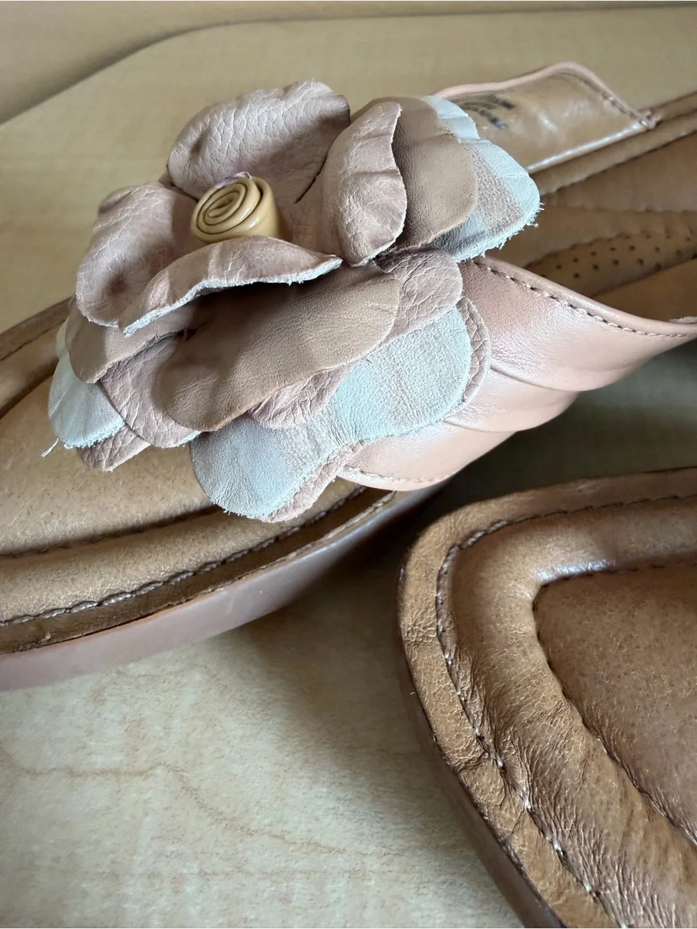 🌼Nurture Tan Leather Floral Thong Comfortable Cushioned Sandals Size 7.5